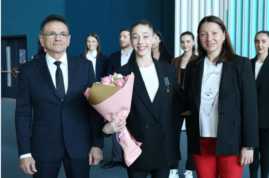 Азербайджанские гимнастки награждены юбилейной медалью "15-летие министерства оборонной промышленности (2005-2020)" (ФОТО)