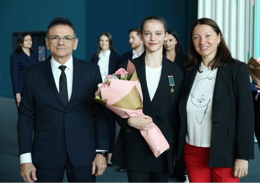 Азербайджанские гимнастки награждены юбилейной медалью "15-летие министерства оборонной промышленности (2005-2020)" (ФОТО)