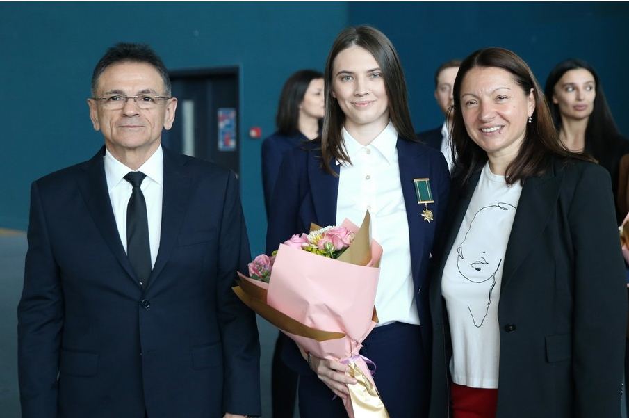 Азербайджанские гимнастки награждены юбилейной медалью "15-летие министерства оборонной промышленности (2005-2020)" (ФОТО)