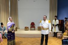 Театральный подарок к Международному дню музеев - актеры Бакинского муниципального театра показали спектакль о жизни Хуршидбану Натаван (ФОТО)