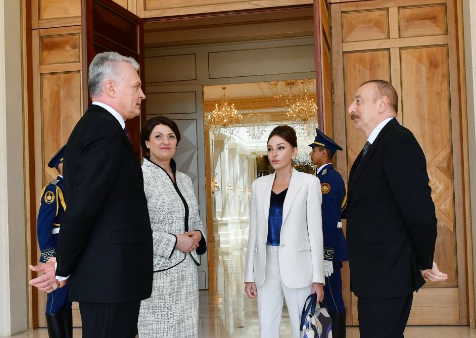 От имени Президента Ильхама Алиева и Первой леди Мехрибан Алиевой дан официальный прием в честь Президента Гитанаса Науседы и Первой леди Дианы Науседене (ФОТО/ВИДЕО)