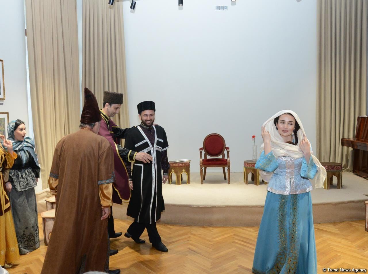 Театральный подарок к Международному дню музеев - актеры Бакинского муниципального театра показали спектакль о жизни Хуршидбану Натаван (ФОТО)