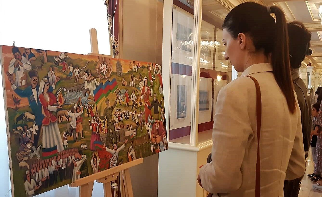 "Наш мир" – народный художник Ашраф Гейбатов представил картины, наполненные любовью к Азербайджану (ФОТО)