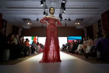 Началась Азербайджанская Неделя моды – от ретро, вечернего шика и экологии до живой змеи (ФОТО)