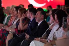 Началась Азербайджанская Неделя моды – от ретро, вечернего шика и экологии до живой змеи (ФОТО)