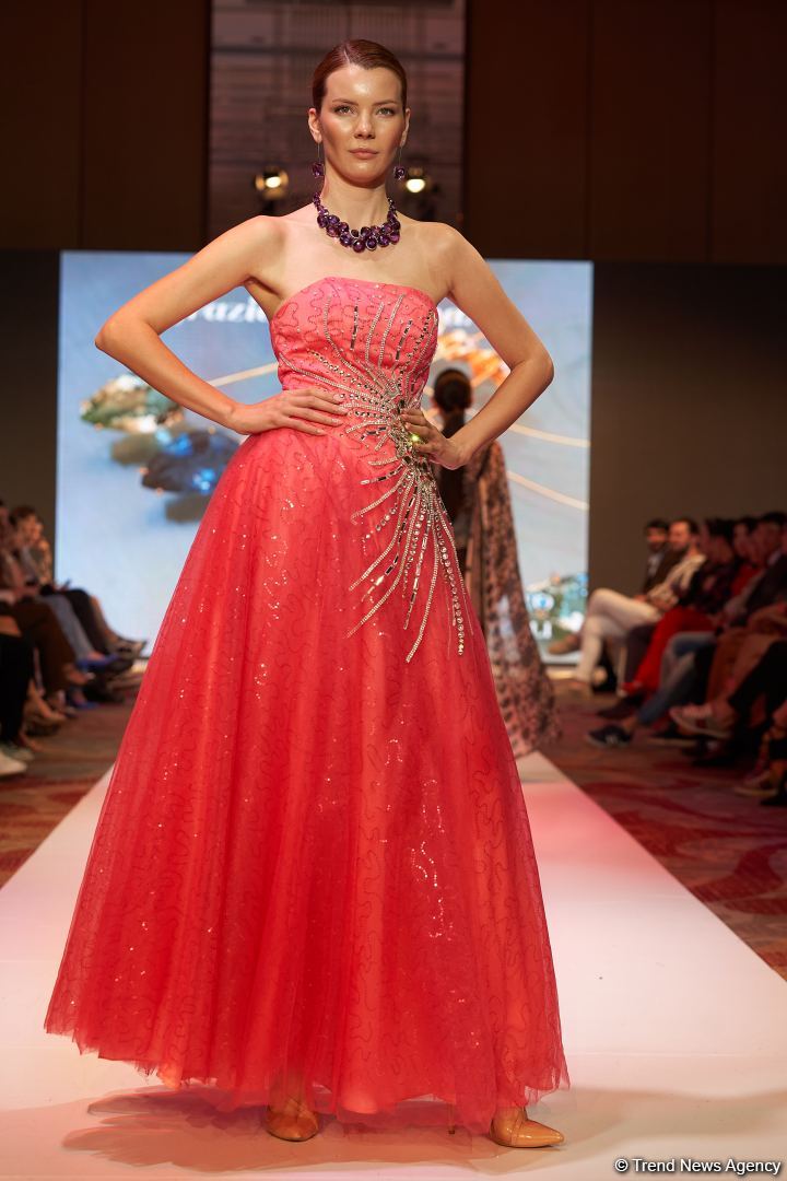 Azerbaijan Fashion Week 2022 – любимый Восток, футуризм, вечерние наряды (ФОТО)