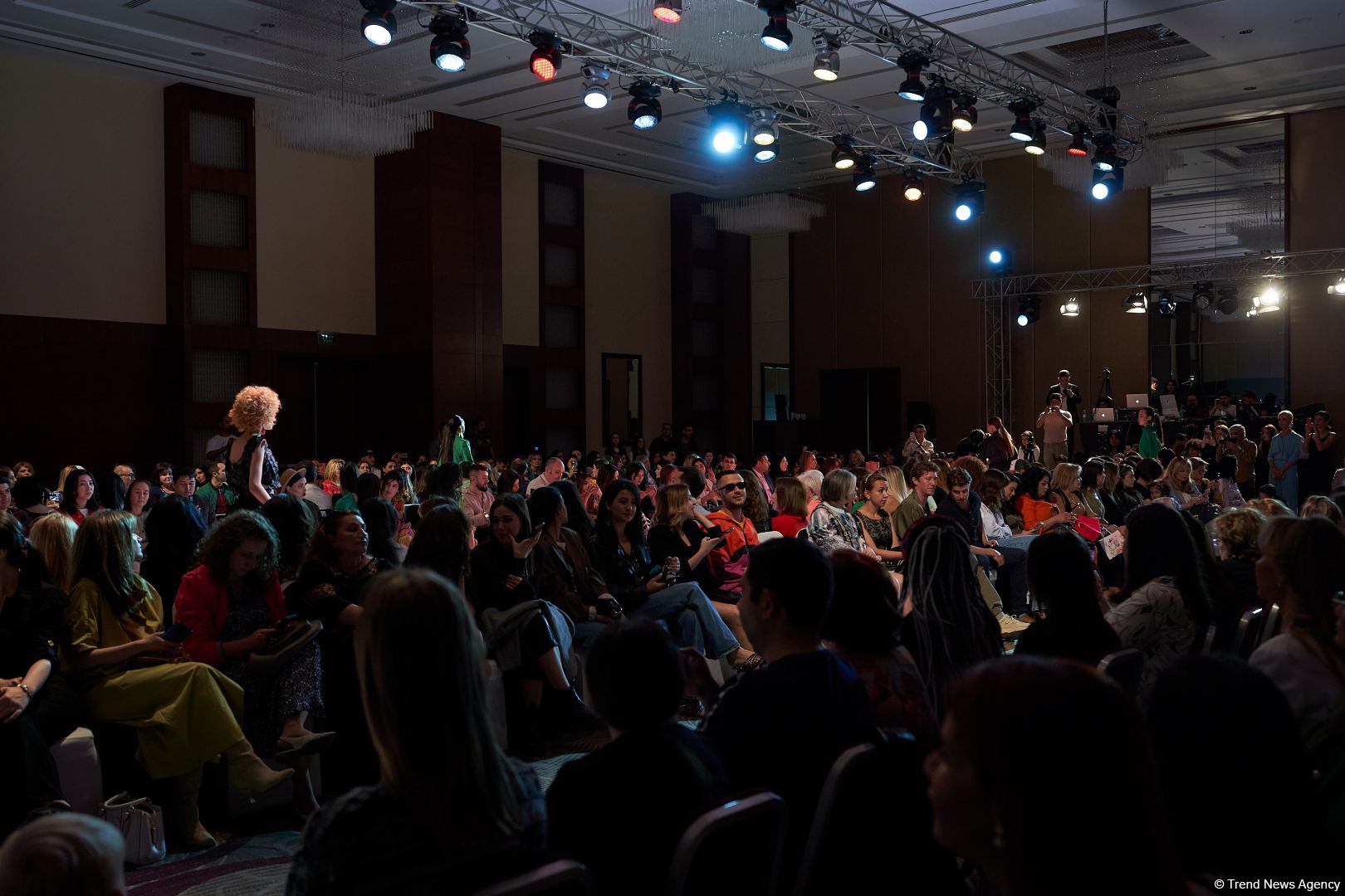 Azerbaijan Fashion Week 2022 – любимый Восток, футуризм, вечерние наряды (ФОТО)