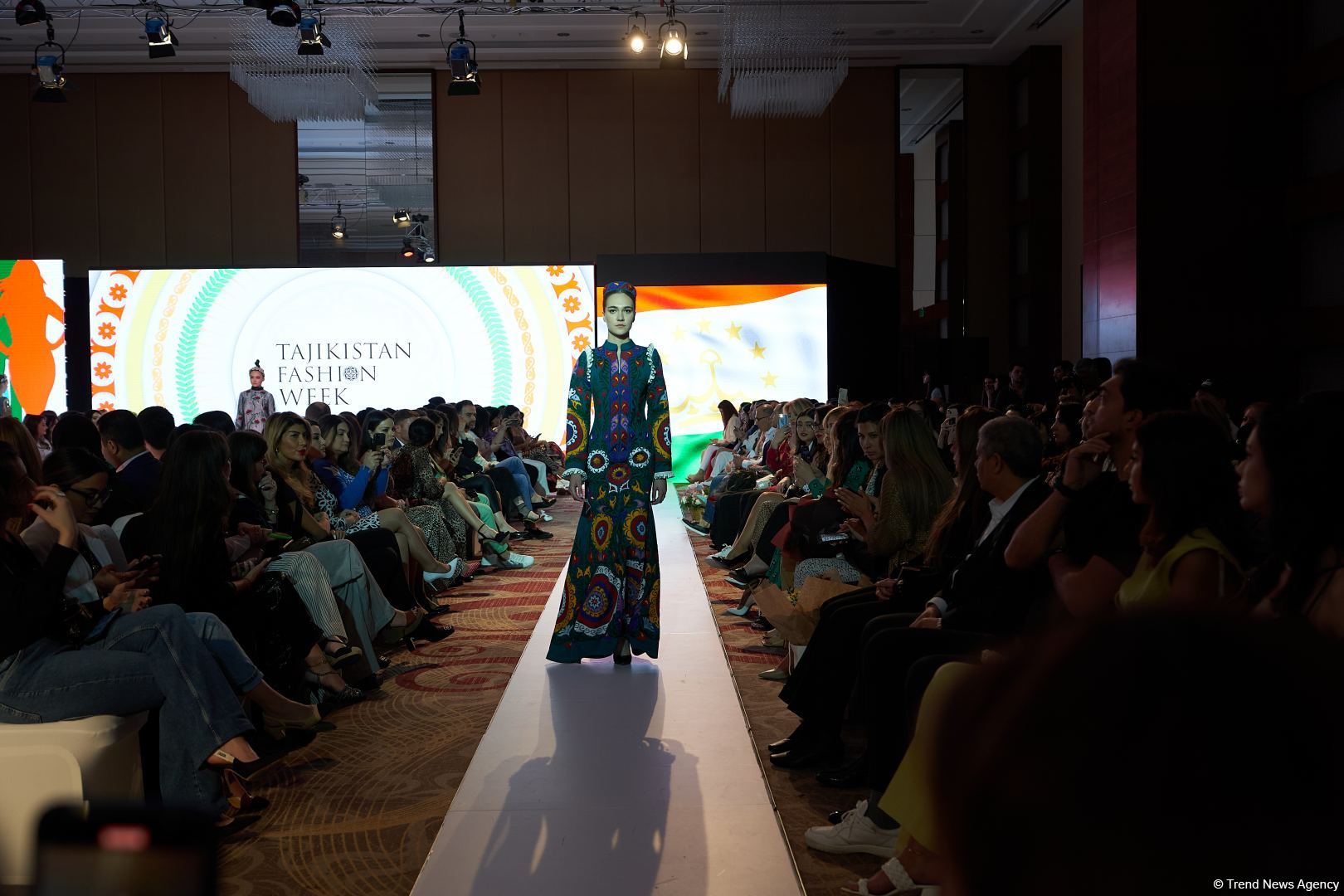 Azerbaijan Fashion Week 2022 – любимый Восток, футуризм, вечерние наряды (ФОТО)