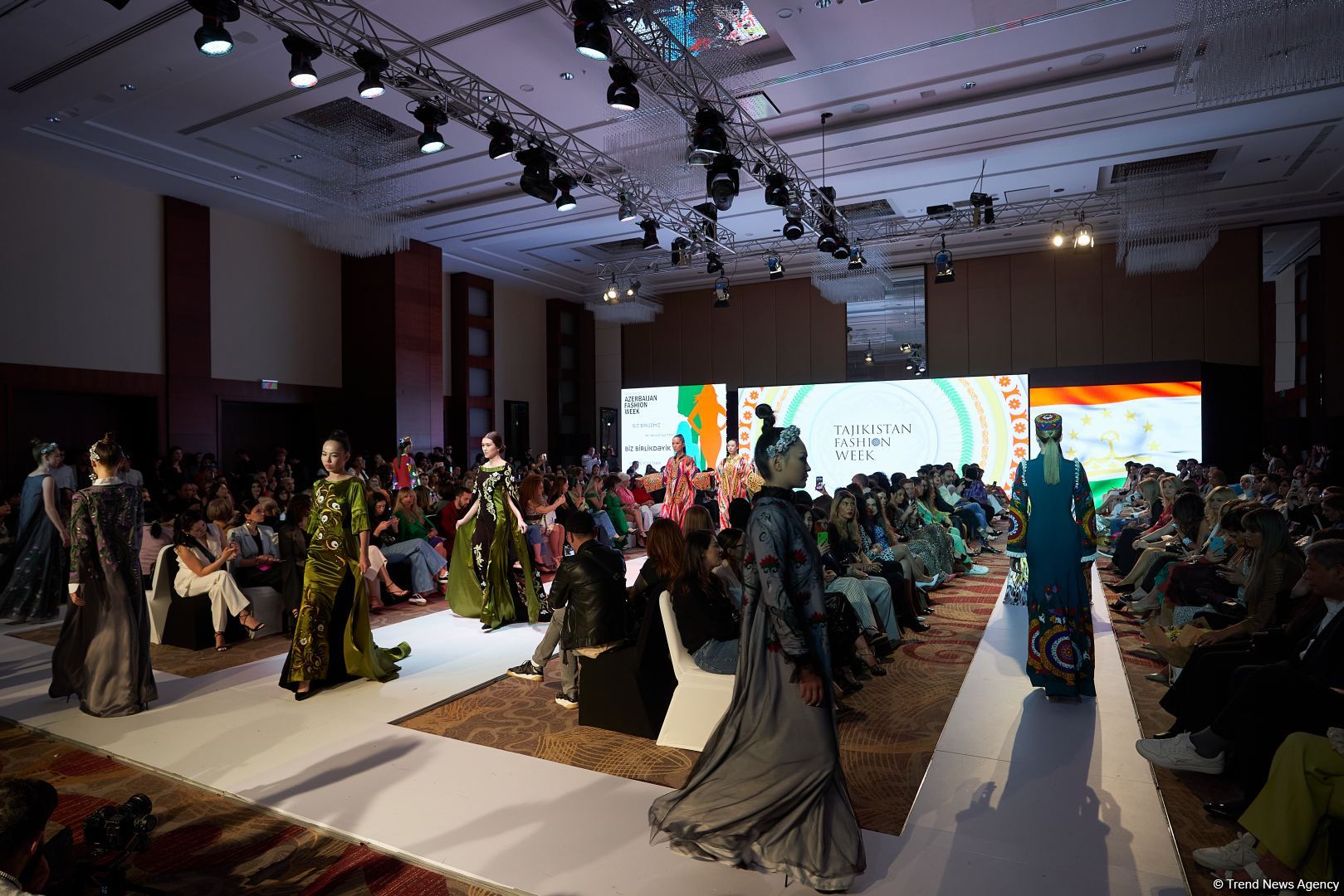 Azerbaijan Fashion Week 2022 – любимый Восток, футуризм, вечерние наряды (ФОТО)