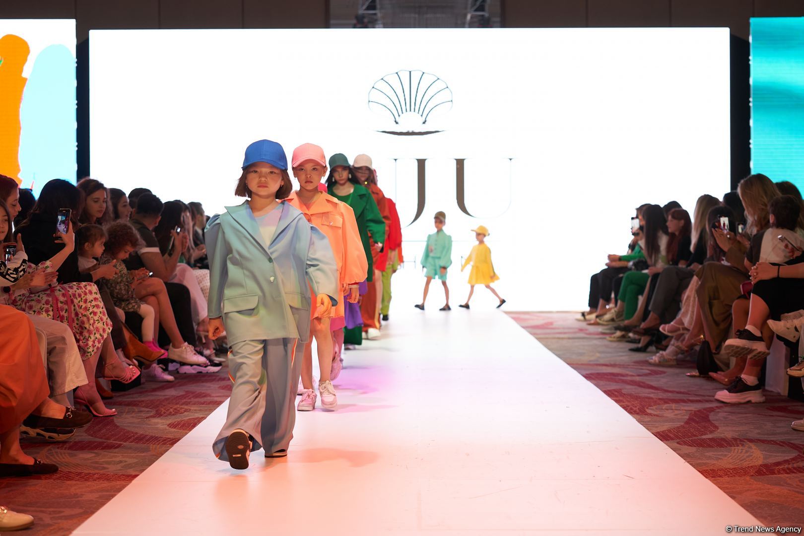 Azerbaijan Fashion Week 2022 – любимый Восток, футуризм, вечерние наряды (ФОТО)