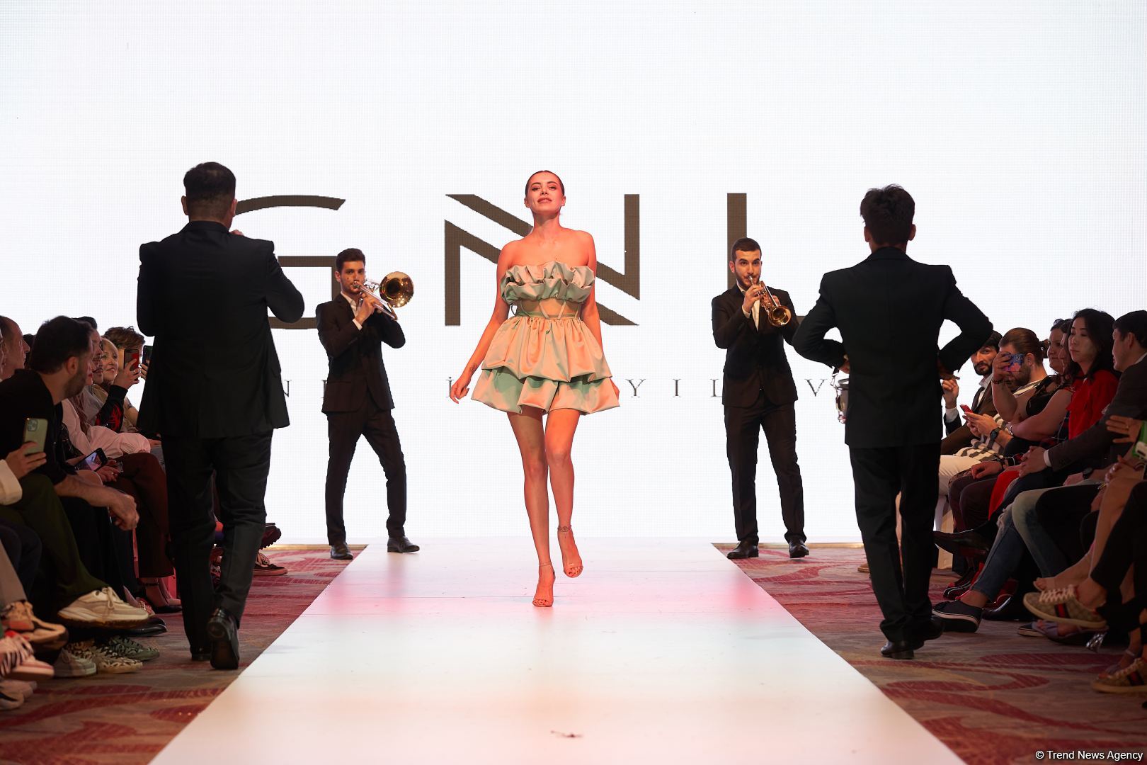 Azerbaijan Fashion Week 2022 – любимый Восток, футуризм, вечерние наряды (ФОТО)