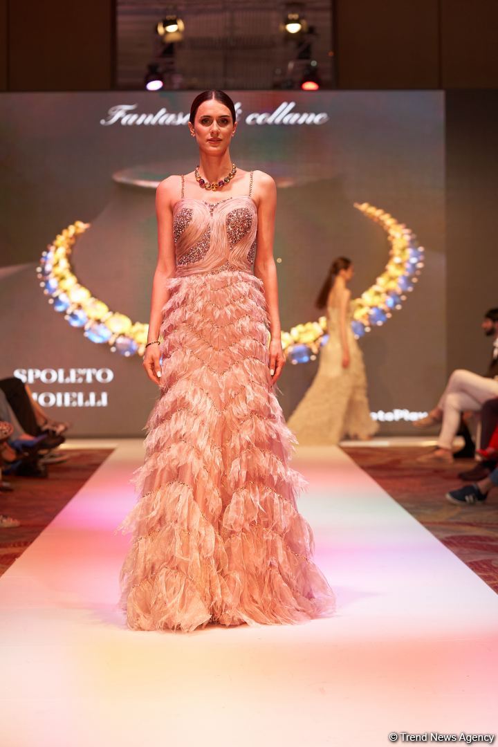 Azerbaijan Fashion Week 2022 – любимый Восток, футуризм, вечерние наряды (ФОТО)