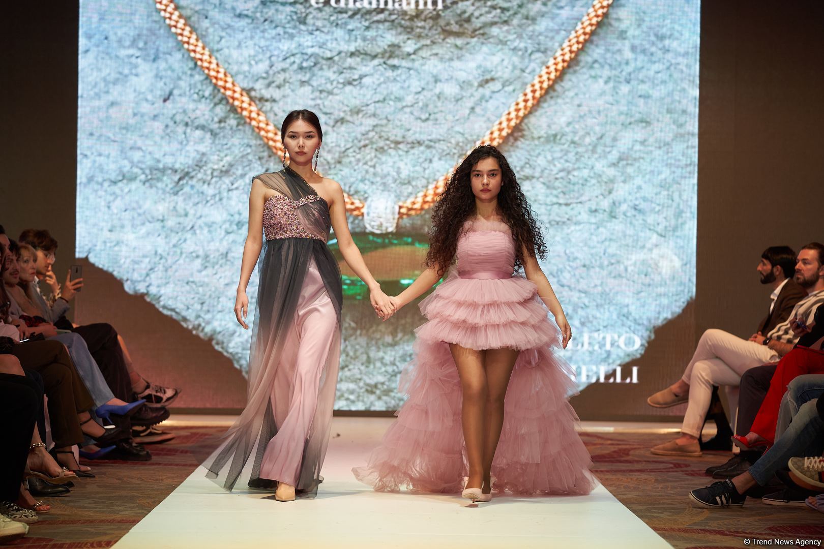 Azerbaijan Fashion Week 2022 – любимый Восток, футуризм, вечерние наряды (ФОТО)