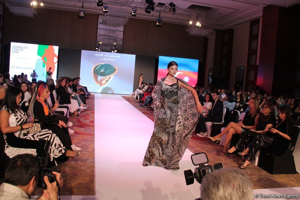 Фахрия Халафова представила новую коллекцию Bella Rosa на Azerbaijan Fashion Week (ФОТО)