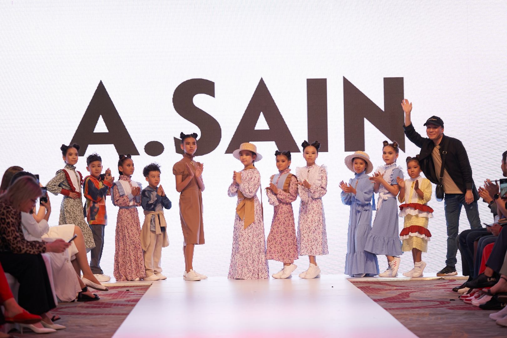 Приятный шок на Azerbaijan Fashion Week 2022 - на подиум вышли модели разного возраста, роста и веса (ФОТО)