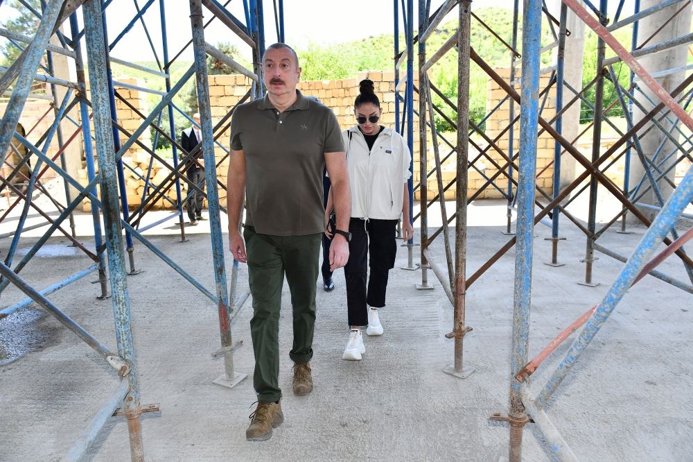 Президент Ильхам Алиев и Первая леди Мехрибан Алиева ознакомились со строительством Зангиланской мечети (ФОТО/ВИДЕО)