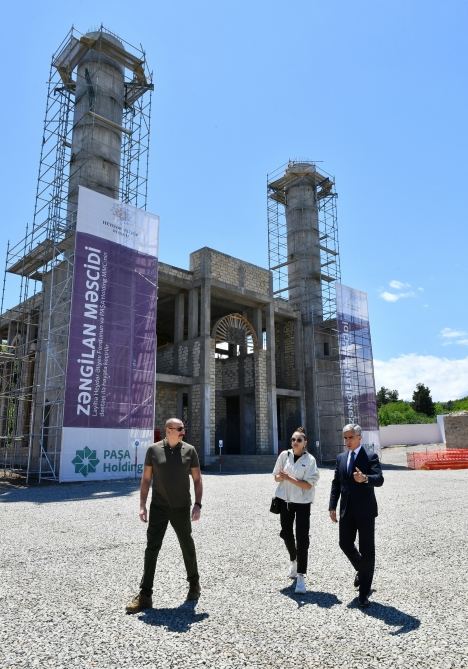 Президент Ильхам Алиев и Первая леди Мехрибан Алиева ознакомились со строительством Зангиланской мечети (ФОТО/ВИДЕО)