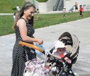 Сегодня отмечается Международный день защиты детей - фотокадры из Баку