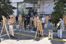 Пешеходный тротуар одной из улиц Баку украсили картинами (ФОТО)