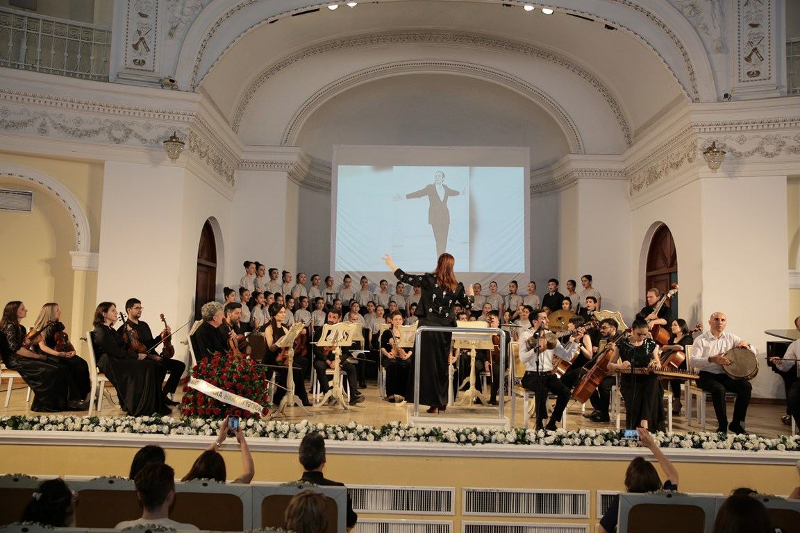 "Ey əziz anam, Azərbaycan" - к 80-летию легендарного Муслима Магомаева  (ФОТО)
