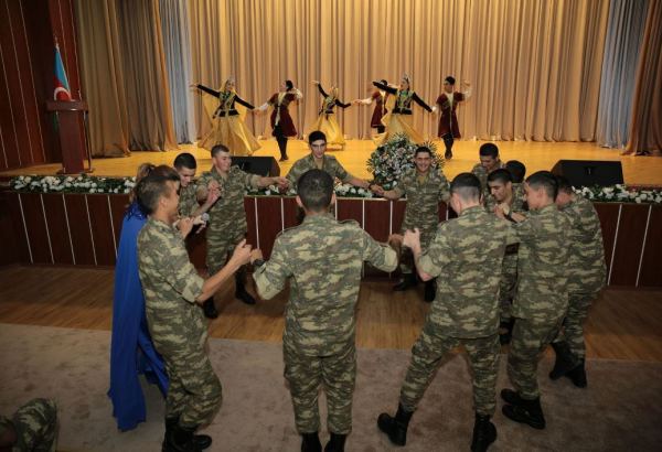 В Баку для военнослужащих проведен праздничный концерт (ФОТО)