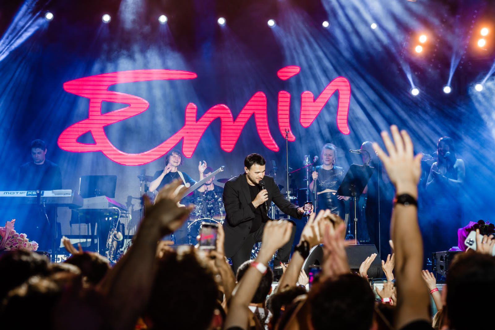 На живописном побережье Баку стартовал грандиозный Sea Breeze Summer Live. EMIN  остановил концерт и бросился спасать фанатку (ВИДЕО, ФОТО)