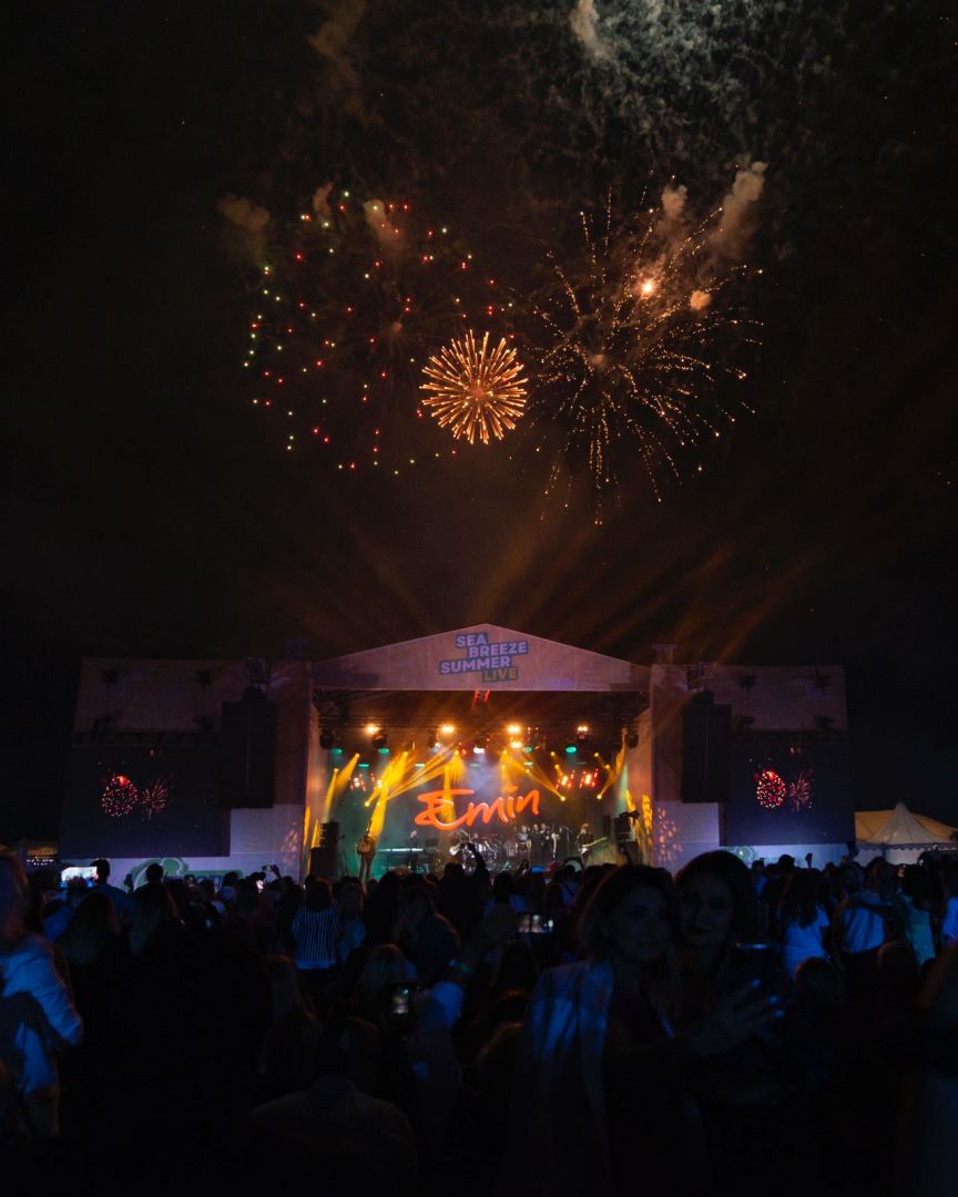 На живописном побережье Баку стартовал грандиозный Sea Breeze Summer Live. EMIN  остановил концерт и бросился спасать фанатку (ВИДЕО, ФОТО)