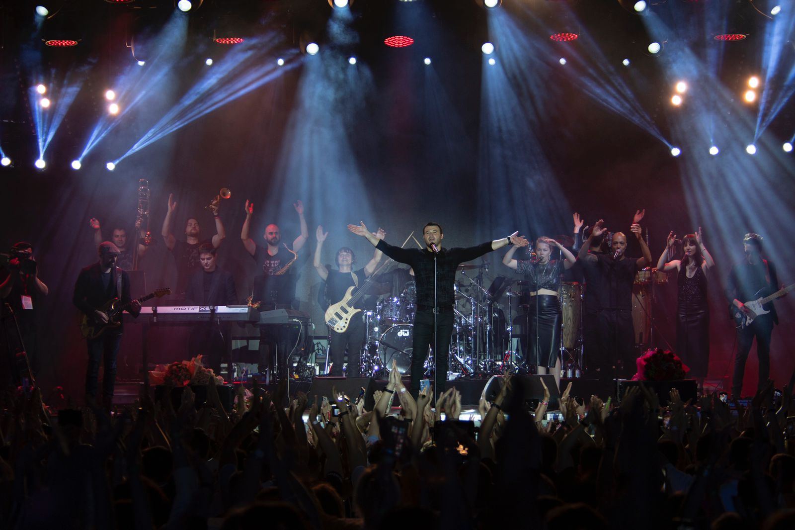 На живописном побережье Баку стартовал грандиозный Sea Breeze Summer Live. EMIN  остановил концерт и бросился спасать фанатку (ВИДЕО, ФОТО)
