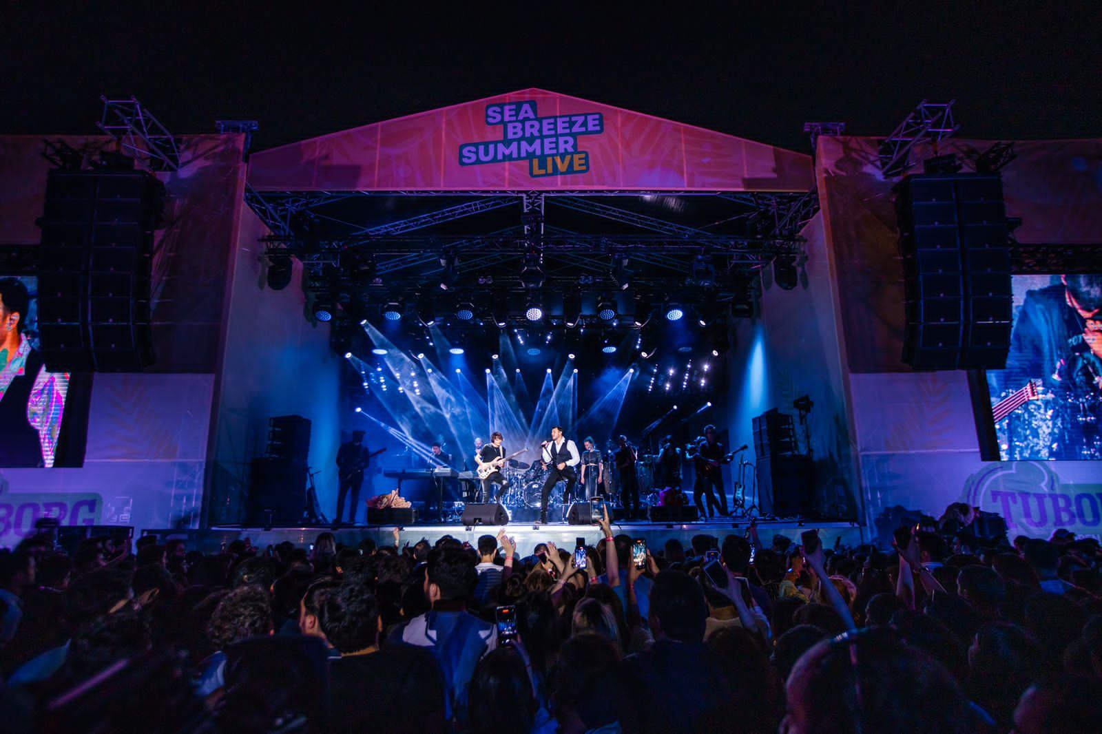 На живописном побережье Баку стартовал грандиозный Sea Breeze Summer Live. EMIN  остановил концерт и бросился спасать фанатку (ВИДЕО, ФОТО)