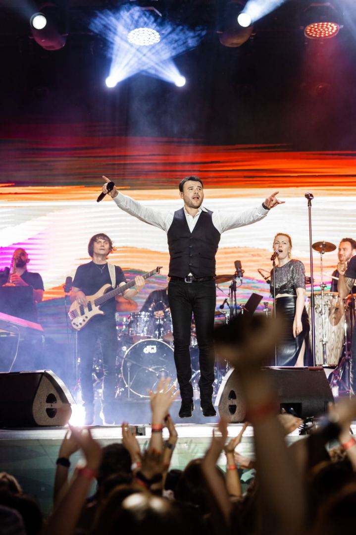 На живописном побережье Баку стартовал грандиозный Sea Breeze Summer Live. EMIN  остановил концерт и бросился спасать фанатку (ВИДЕО, ФОТО)