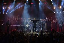 На живописном побережье Баку стартовал грандиозный Sea Breeze Summer Live. EMIN  остановил концерт и бросился спасать фанатку (ВИДЕО, ФОТО)