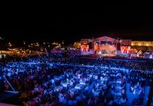 На живописном побережье Баку стартовал грандиозный Sea Breeze Summer Live. EMIN  остановил концерт и бросился спасать фанатку (ВИДЕО, ФОТО)