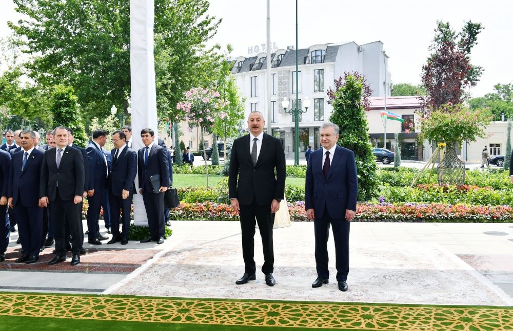 Президент Ильхам Алиев и Президент Шавкат Мирзиёев приняли участие в церемонии открытия площади Гейдара Алиева в Ташкенте (ФОТО/ВИДЕО)