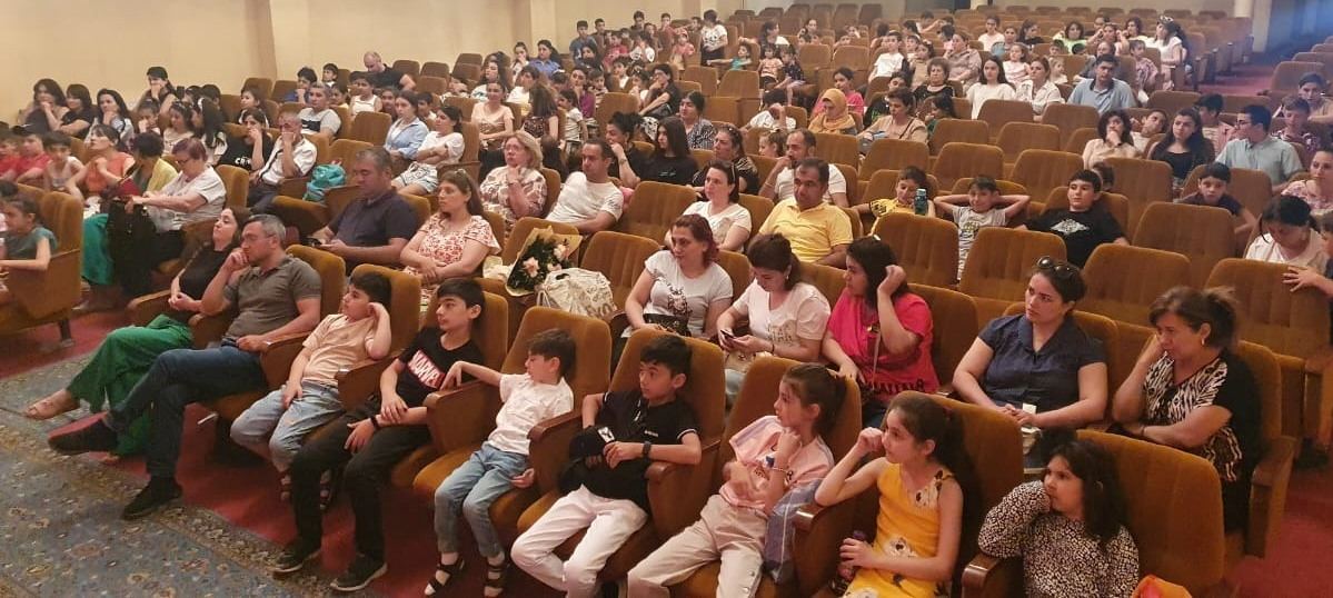 Любовь сделала его отшельником в пустыне - история в Гяндже (ФОТО)