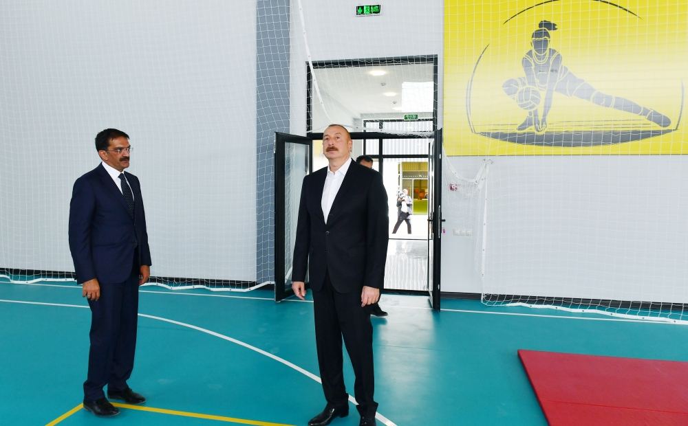 President Ilham Aliyev views landscaping work carried out in Baku's Ramana settlement (PHOTO/VIDEO)
