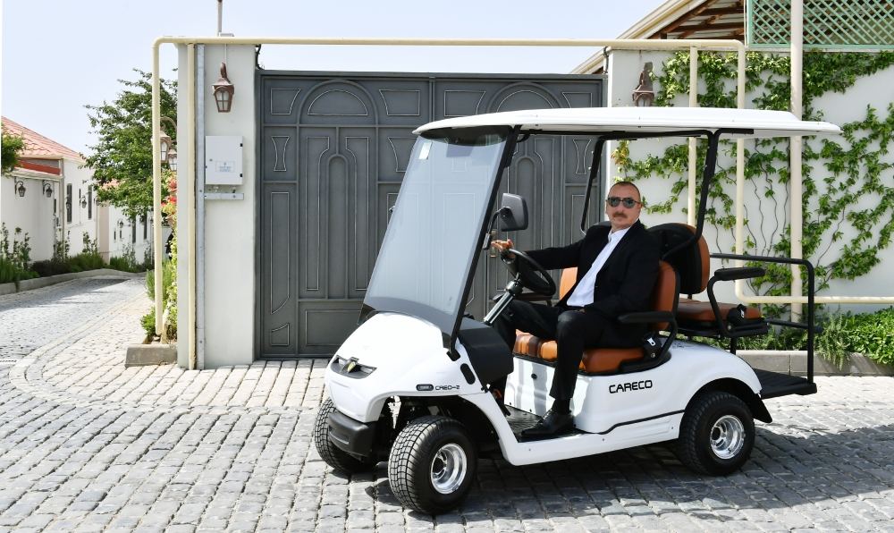 President Ilham Aliyev views landscaping work carried out in Baku's Ramana settlement (PHOTO/VIDEO)