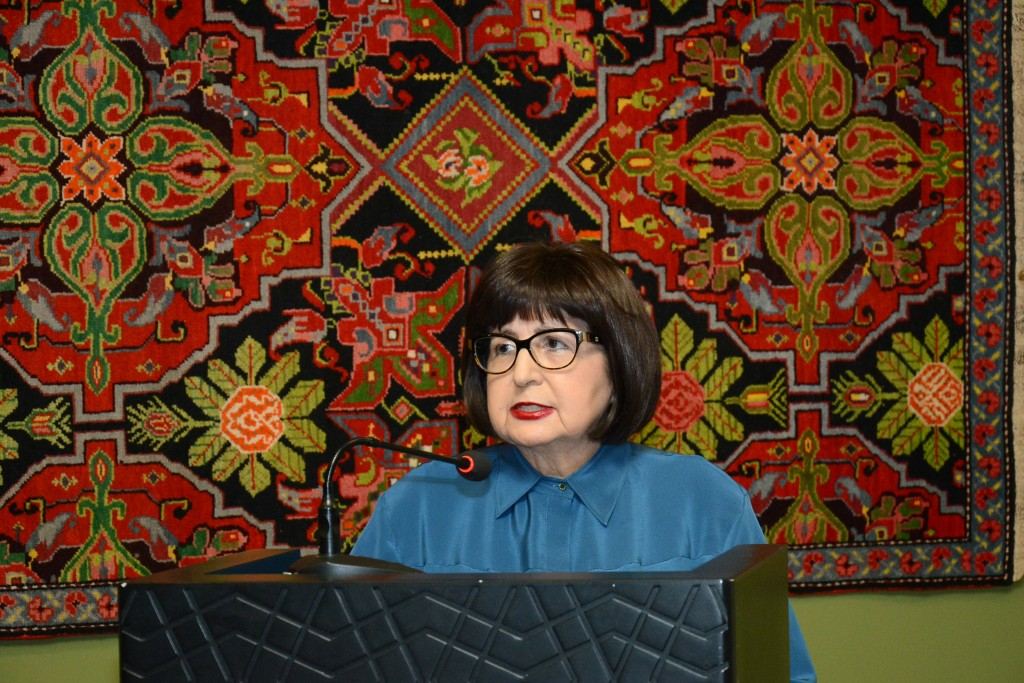 Шушинскому филиалу Музея ковра передан ценный экспонат, сотканный 90 лет назад (ФОТО)