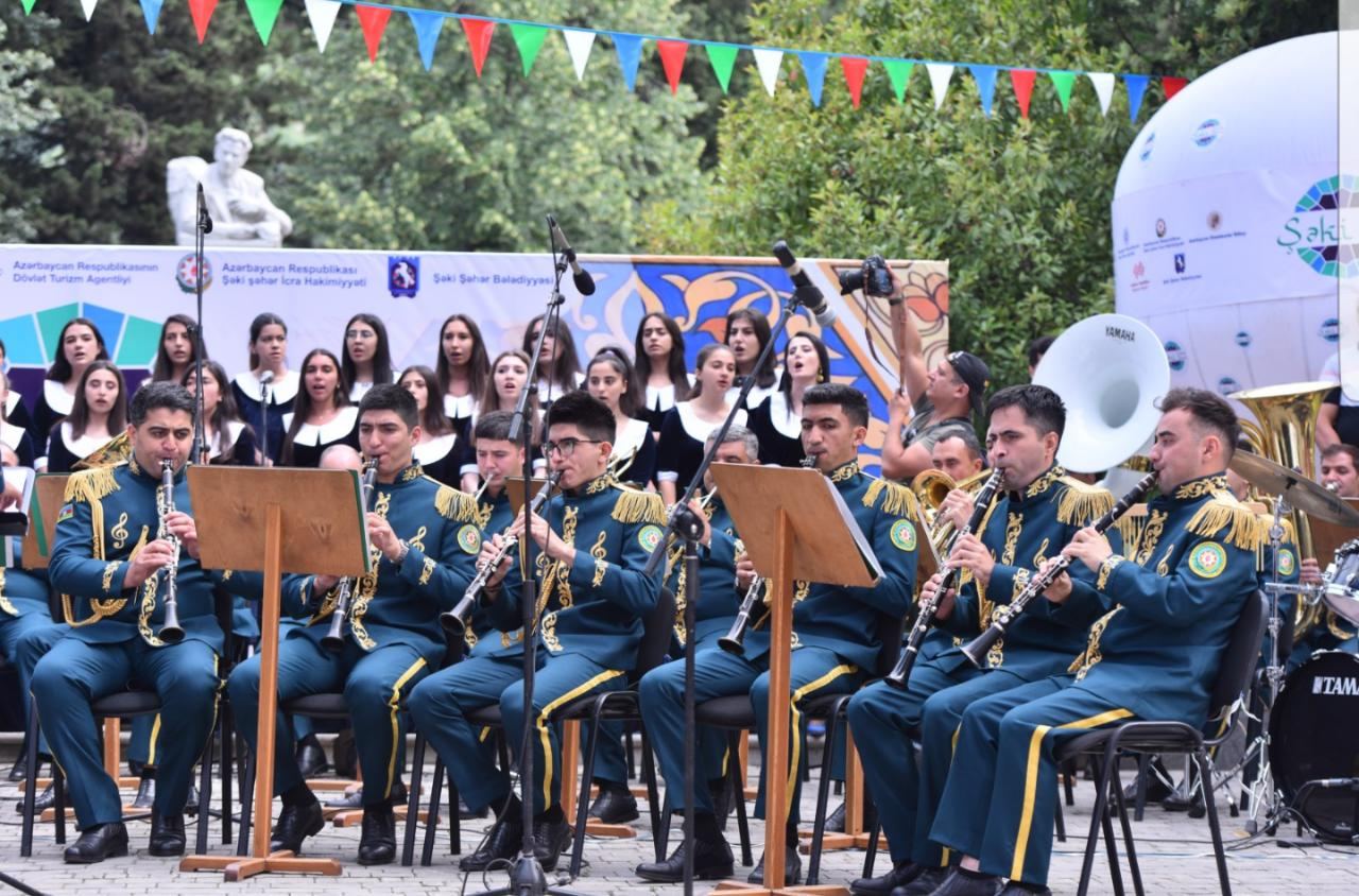 Большой праздник в Шеки – День города, международный фестиваль, красота архитектуры (ФОТО)