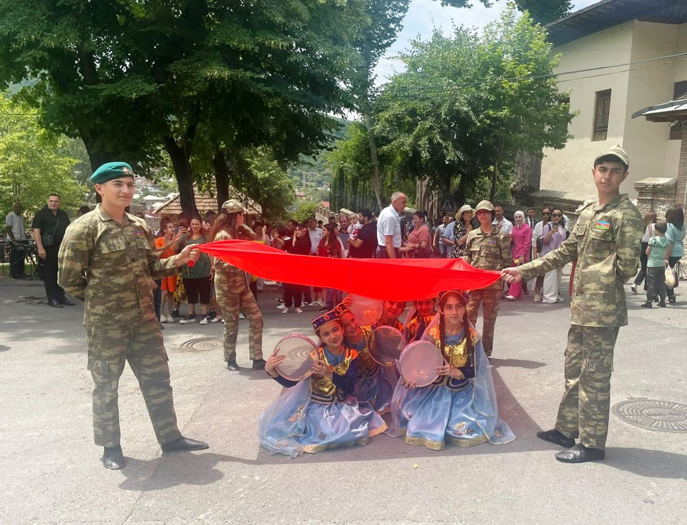 Большой праздник в Шеки – День города, международный фестиваль, красота архитектуры (ФОТО)
