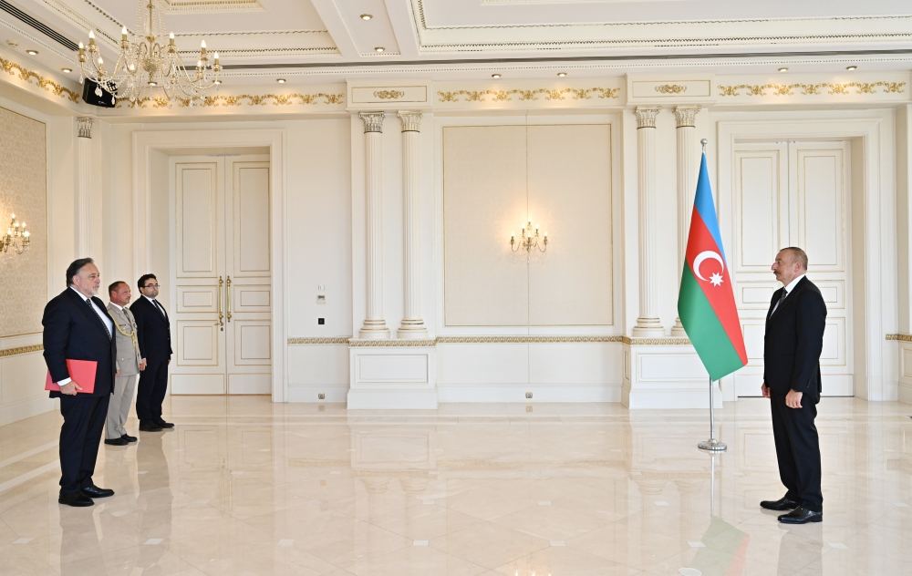 President Ilham Aliyev receives credentials of incoming ambassador of Czech Republic (PHOTO/VIDEO)