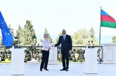 Президент Ильхам Алиев и Президент Европейской комиссии выступили с заявлениями для прессы (ФОТО/ВИДЕО) (версия 2)