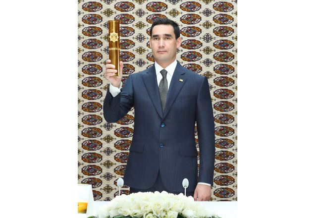 Президент Туркменистана принял участие в церемонии закладки нового автомобильного моста через залив Гарабогаз кёл (ФОТО)