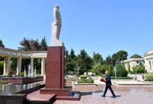 Президент Ильхам Алиев посетил памятник великому лидеру Гейдару Алиеву в Агсу (ФОТО/ВИДЕО)