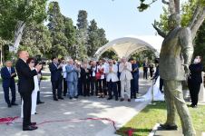 Президент Ильхам Алиев и Первая леди Мехрибан Алиева приняли участие в открытии памятника Муслиму Магомаеву в  Бакинском приморском национальном парке (ФОТО/ВИДЕО)