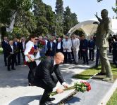 Президент Ильхам Алиев и Первая леди Мехрибан Алиева приняли участие в открытии памятника Муслиму Магомаеву в  Бакинском приморском национальном парке (ФОТО/ВИДЕО)