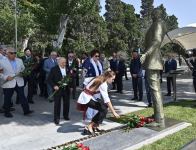 Президент Ильхам Алиев и Первая леди Мехрибан Алиева приняли участие в открытии памятника Муслиму Магомаеву в  Бакинском приморском национальном парке (ФОТО/ВИДЕО)