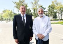 Президент Ильхам Алиев и Первая леди Мехрибан Алиева приняли участие в открытии памятника Муслиму Магомаеву в  Бакинском приморском национальном парке (ФОТО/ВИДЕО)