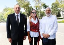 Президент Ильхам Алиев и Первая леди Мехрибан Алиева приняли участие в открытии памятника Муслиму Магомаеву в  Бакинском приморском национальном парке (ФОТО/ВИДЕО)