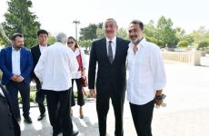 Президент Ильхам Алиев и Первая леди Мехрибан Алиева приняли участие в открытии памятника Муслиму Магомаеву в  Бакинском приморском национальном парке (ФОТО/ВИДЕО)