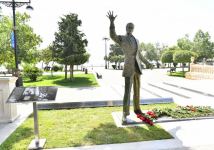 Президент Ильхам Алиев и Первая леди Мехрибан Алиева приняли участие в открытии памятника Муслиму Магомаеву в  Бакинском приморском национальном парке (ФОТО/ВИДЕО)